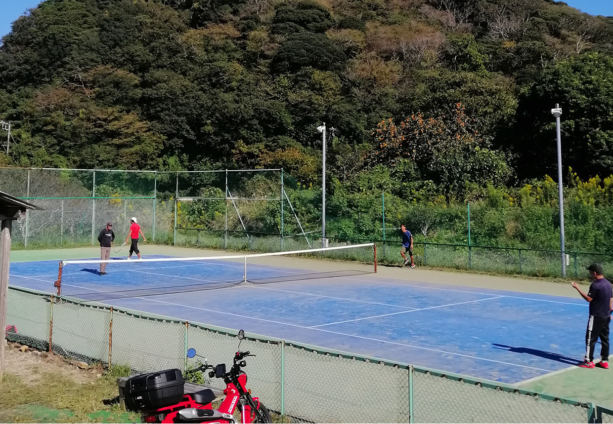 会員の仲間とテニス